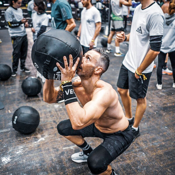 Atleta realizando wall balls en competición HYROX.