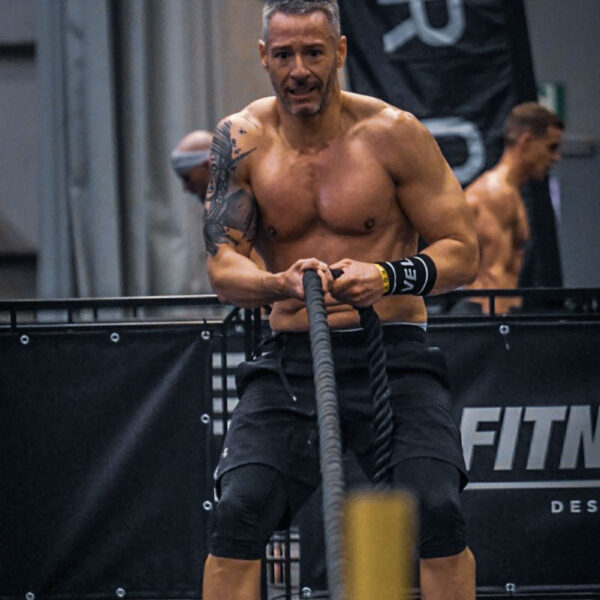 Atleta compitiendo en HYROX Bilbao realizando ejercicio de cuerdas en competición fitness indoor