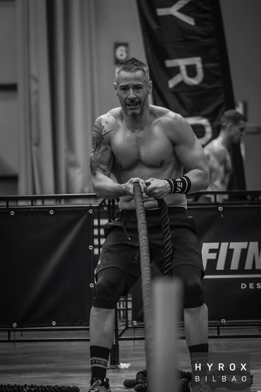 Competición fitness Hyrox Bilbao – entrenamiento funcional de alta intensidad Atleta compitiendo en Hyrox Bilbao realizando ejercicio funcional con cuerdas, entrenamiento de alta intensidad en competición fitness