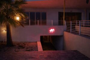 Exterior del club nocturno Nocturna en Ibiza con iluminación minimalista y ambiente exclusivo sin uso de móviles
